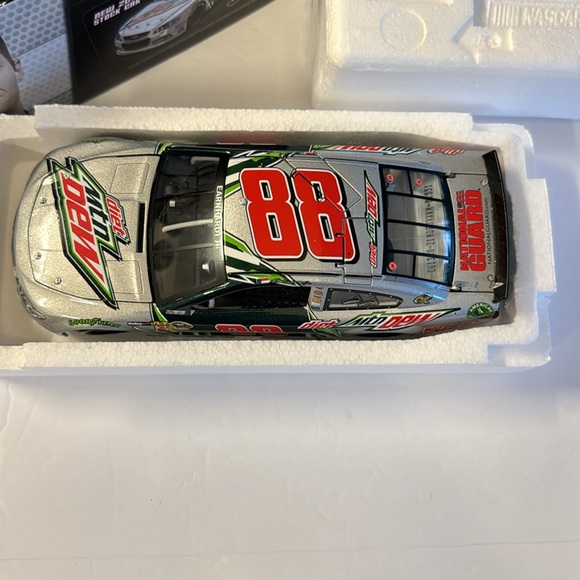 Dale Earnhardt Jr #88 Lionel NASCAR 1:24 Scale - Picture 2 of 14